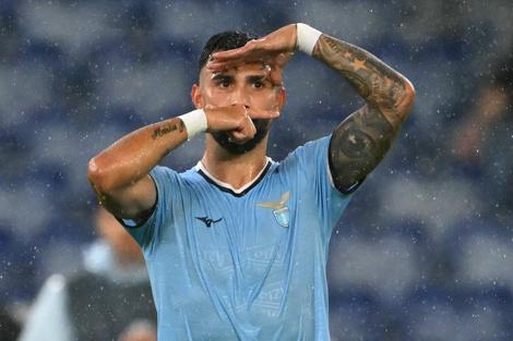 Valentín Castellanos celebra el primero de sus golazos en el éxito de Lazio