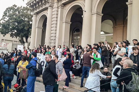 Trabajadores del Laura Bonaparte permanecen en el edificio ante la amenaza del cierre