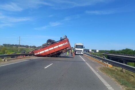 Así quedó el camión jaula, en plena ruta 9. Imagen: La Opinión.