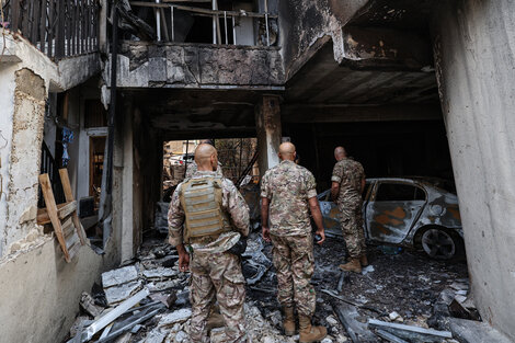 Soldados libaneses inspeccionan el daño causado por un bombardeo israelí en un suburbio de Beirut.