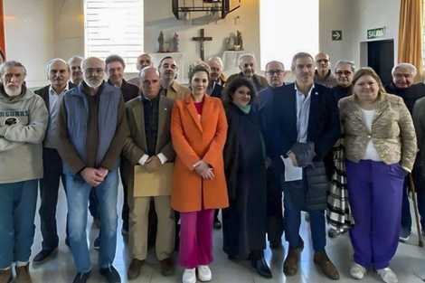 Los diputados libertarios junto a los genocidas presos en Ezeiza.