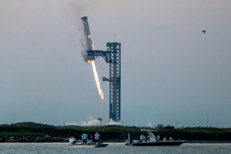 Un hito de la ingeniería espacial: SpaceX recuperó el propulsor de su megacohete Starship