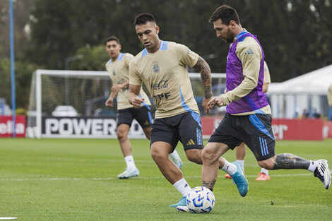 Lionel Messi y Lautaro Martínez durante la práctica en Ezeiza.