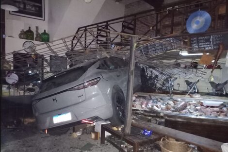 Un auto perdió el control y se incrustó en  una fiambrería de Colegiales