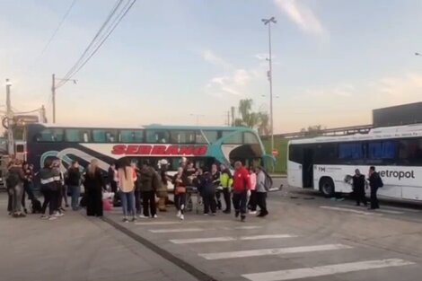 Un choque entre un micro y un colectivo en Panamericana dejó 20 heridos