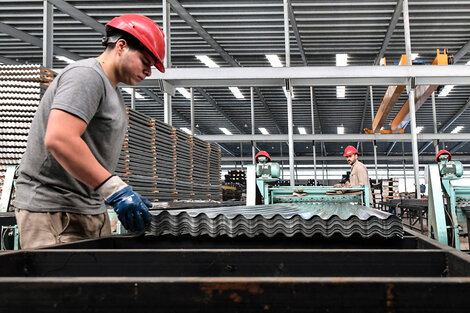 Ganan menos los trabajadores y se estancan los empresarios