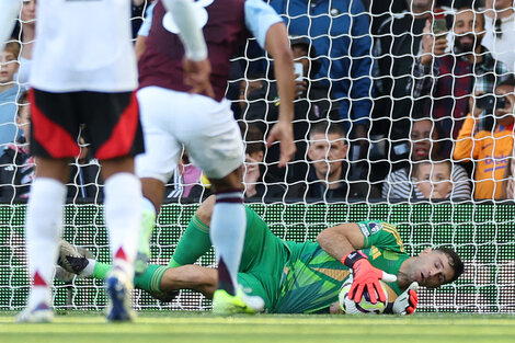 Premier League: Dibu Martínez atajó un penal en el triunfo del Aston Villa