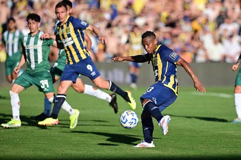 Campaz, de zurda, convierte el gol de Central.