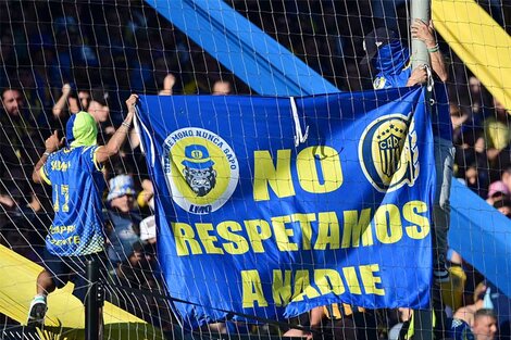 La bandera fue desplegada por hombres con el rostro tapado