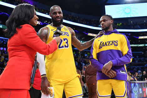 LeBron y su hijo Bronny, antes de un partido histórico para la NBA (Fuente: AFP)