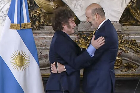 Milei y Sturzenegger durante la jura del ministro de Desregulación.  (Fuente: NA)