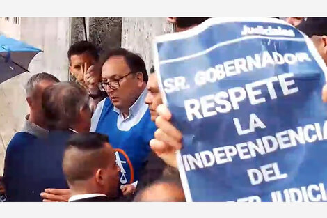 El ministro Fabián Bastía (de espalda) fue insultado en una protestas de judiciales. (Fuente: Gentileza)