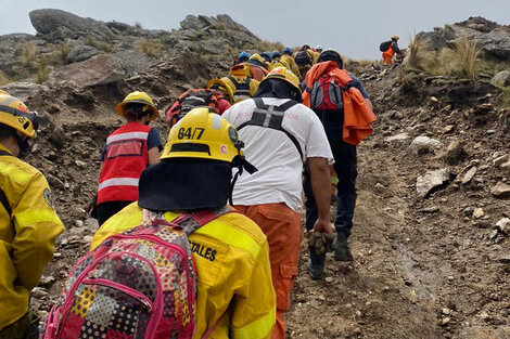 Varias fuerzas de rescate están bajando a los adolescentes. (Fuente: Prensa)