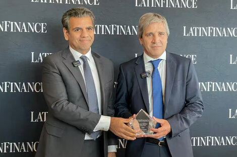 Luis Caputo recibió el premio al ministro de Finanzas del año en Washington otorgado por LatinFinance. (Fuente: Prensa)