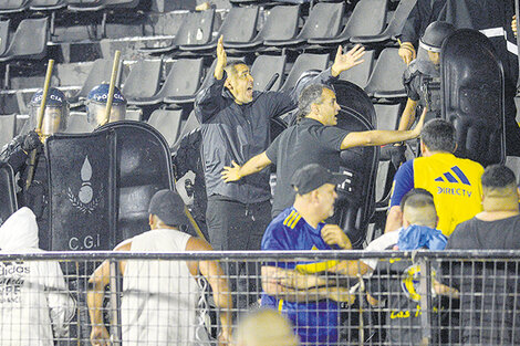 Riquelme intercedió entre la policía y los hinchas, y así frenó la represión. (Fuente: Fotobaires)