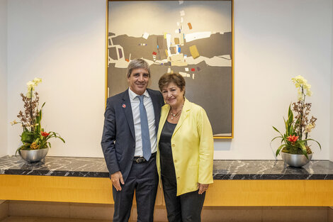 Luis Caputo, ministro de economía, y Kristalina Georgieva, directora del FMI. (Fuente: NA)