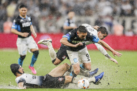 Martínez cae ante dos jugadores de Corinthians (Fuente: AFP)