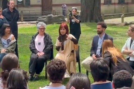 Cristina Fernández de Kirchner visitó a los alumnos de la Universidad Nacional de Artes.  (Fuente: Capturas de video)