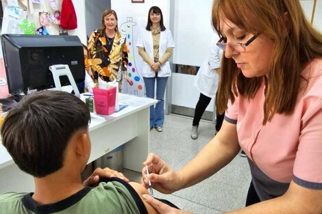 1) Uboldi dijo que la población joven es la que menos consulta. 2) La vacunación contra el dengue arrancó entre adolescentes de entre 15 y 19 años.