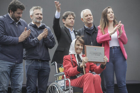 Taty Almeida aconpañada por Mena, Moreno, Kicillof, Alak y la diputada Iañez. (Fuente: Jorge Larrosa)