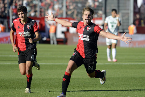 El pibe Silvetti celebra su gol.