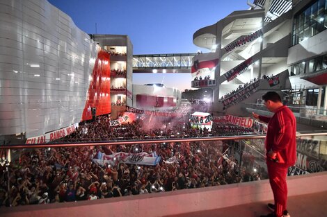 Banderazo: los hinchas de River colmaron el playón del Monumental