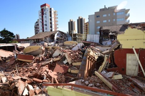 Los bomberos rescataron a una mujer mayor de entre los escombros