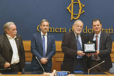 Giardinelli recibe el XIII Premio Literario Caccuri 2024 a la “excelencia italiana en el mundo”.