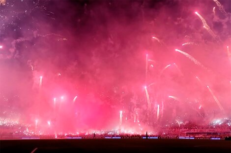 El Monumental fue un show de fuegos en la previa del partido.