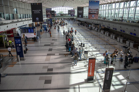 Detienen en el Aeropuerto de Ezeiza a una pareja que se llevaba a una beba recién nacida de un vientre subrogado