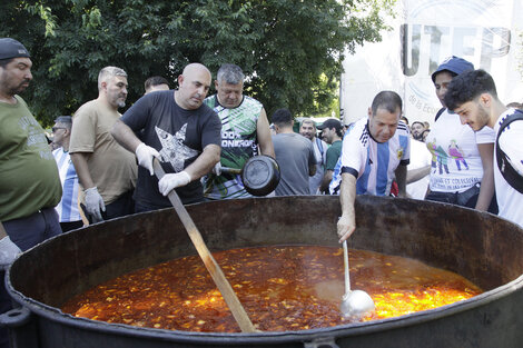 Olla popular en Plaza Constitución con Camioneros a cargo de la cocina