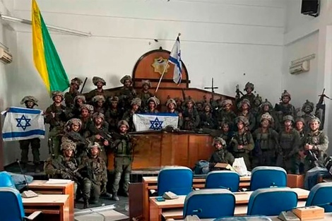 Tropas israelíes tomaron el parlamento de Gaza.