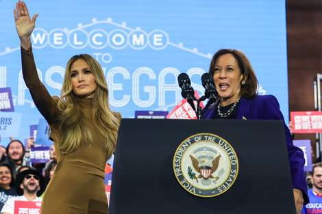 Lopez y Harris encabezan un acto de campaña en Las Vegas.