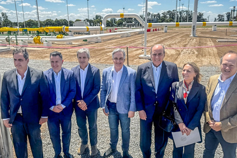 Luis Caputo, Llaryora y Francos (los tres del centro) encabezaron el acto.