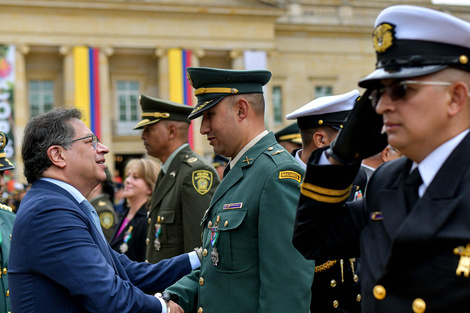 "Un ejemplo de paz": Petro condecoró a policías, militares y exguerrilleros del M-19