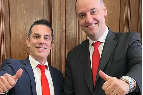 Manuel Adorni festejó el triunfo de Trump usando corbata roja. (Fuente: Archivo)