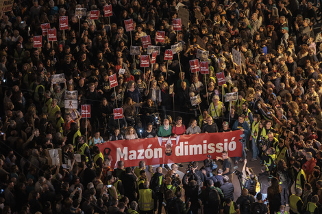 Miles de personas exigieron la renuncia del presidente valenciano Carlos Mazón.