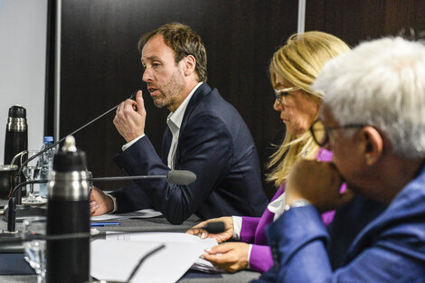 Pablo López durante la presentación en el Senado. 