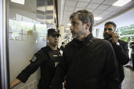 El secretario gremial de (APLA), Mateo Ferrería. Se dirigue a la reunión que se esta llevando a cabo en las oficinas del Aeroparque Jorge Newbery. 