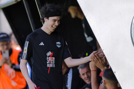 Sonrisa picarona de Spreen al salir de la cancha y felicitaciones de los suyos.