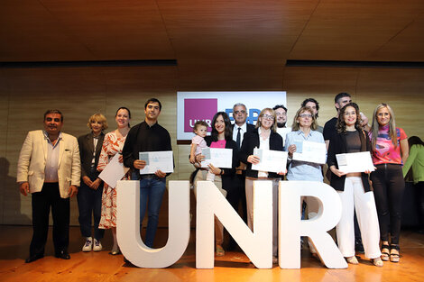 Graduados y familiares junto al rector Bartolacci.