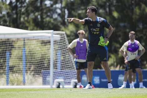 Scaloni, dirigiendo la última práctica en Ezeiza. Imagen: @Argentina.