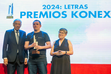 Manuel, hijo de María Moreno, recibió el premio de manos de María Teresa Andruetto y Luis Ovsejevich