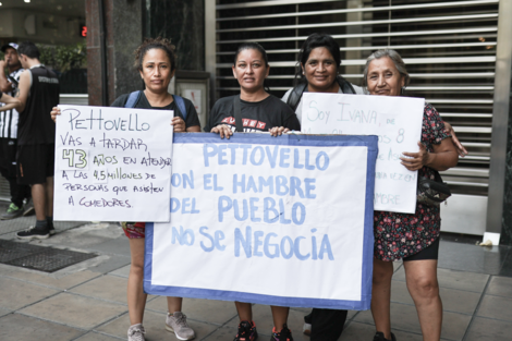 La fila del hambre convocada mientras el Ministerio de Capital Humano no entregaba alimentos a los comedores