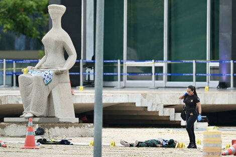 El cadáver de Francisco Wanderley Luiz en la Plaza de los Tres Poderes.