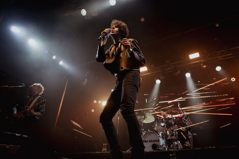 El frontman de The Kooks hizo gala de su carisma y sus dotes performáticas