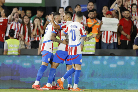 El espectacular golazo de chilena de Paraguay para empatarle a Argentina