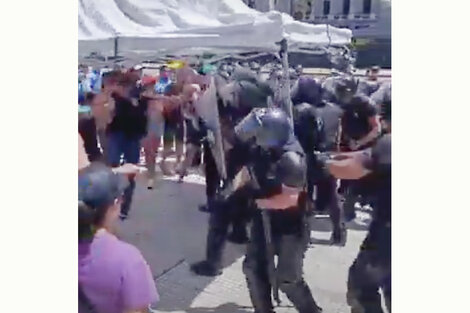 El operativo represivo frente al Congreso nacional.