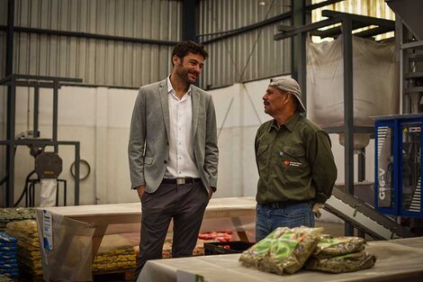 Juan Monteverde, presidente de la Fundación Ciudades sin Miedo, junto a un productor.