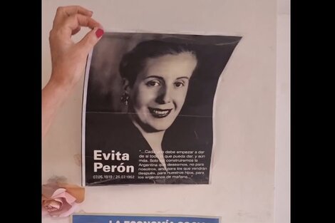 Así retiraban una afiche de Evita de la sede de la Anses